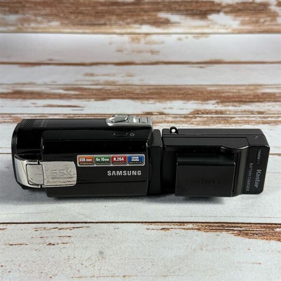 Samsung Compact Camcorder 65x Zoom Flip-Out Screen – w/ Battery & Charger Used - Picture 1 of 7